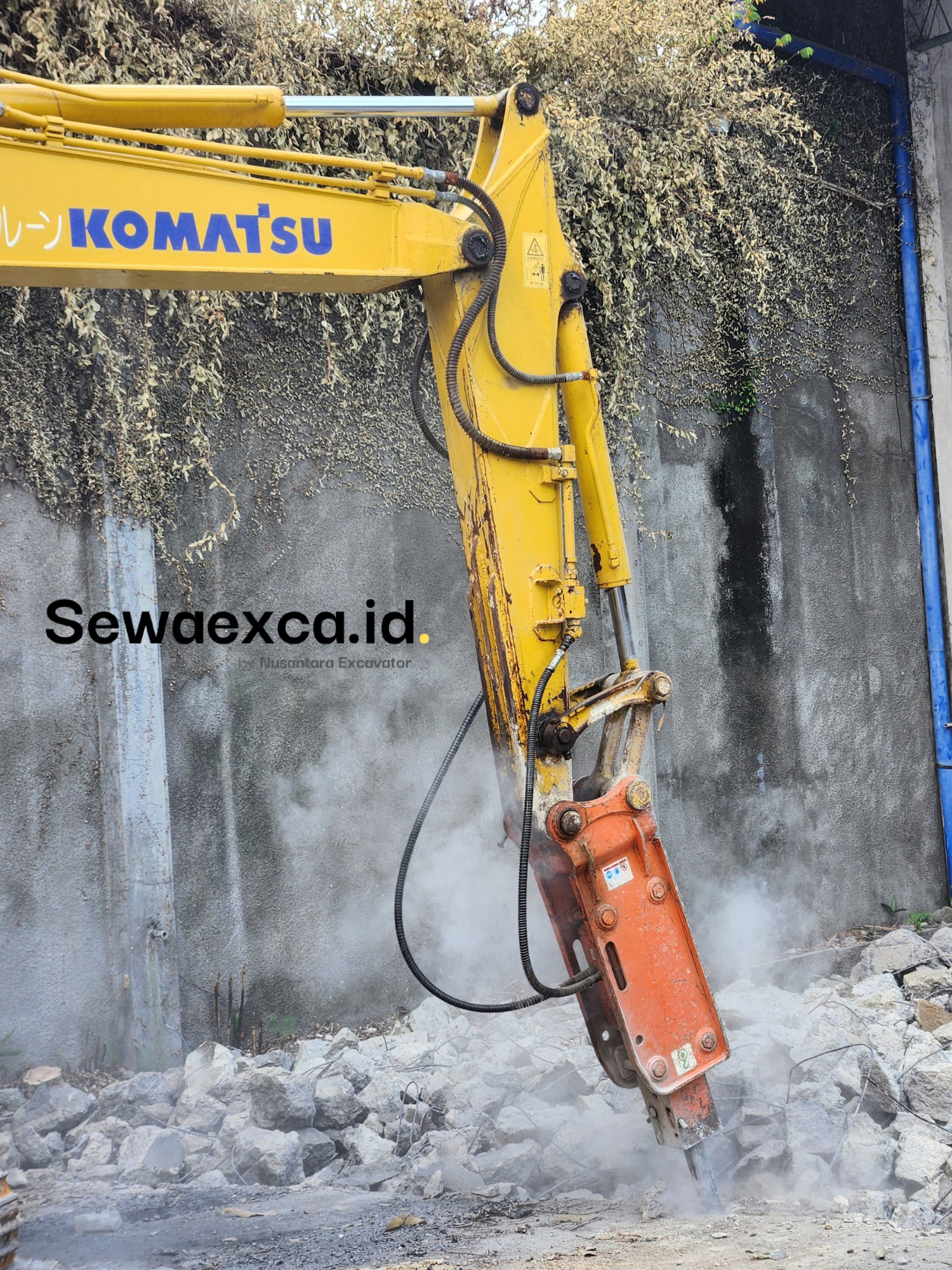 Breaker excavator sedang digunakan untuk pekerjaan pembongkaran